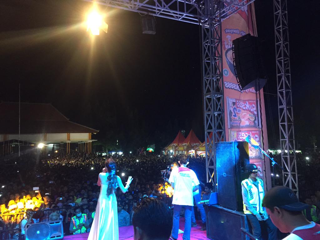 DA2_Ridho's tweet photo. Alhmdllh skses menghibur masyarakat besuki
Mdh2an single kita bisa diterima dgn baik
#RizkiRidhoMenggoyangSitubondo http://t.co/pb6z4W1n8x