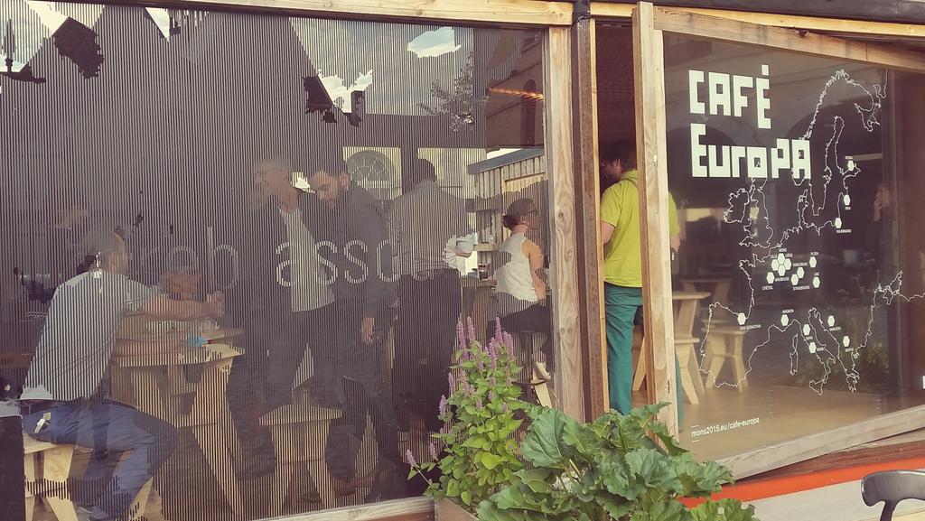 Summer cocktail de <a href="/CoworkingMons/">@CoworkingMons</a> au <a href="/CafeEuropa_Mons/">Café Europa Mons</a> pour découvrir #erebassou l'oeuvre du collectif <a href="/la_glaciere/">LaGlacière collectif</a>