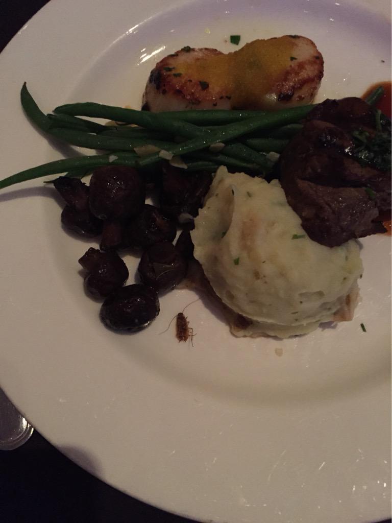 Chiopocket's tweet photo. La cena de anoche en Sheraton Dallas , Tx !!no tiene estandares muy exigentes en higiene de alimentos, sigo asqueada http://t.co/YJkpQiYIY4