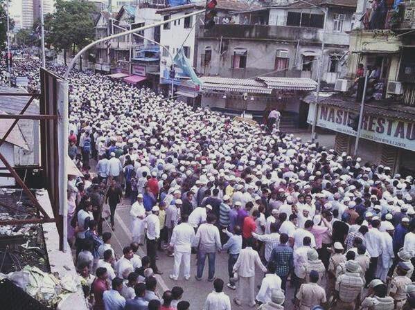 Kya baat !!Look at Yakub sympathizers at burial .Pic says terror has a religion !!
#YakubHanged #deathpenaltydebate