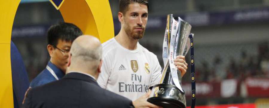 diarioas's tweet photo. Ramos, capitán, sí recogió esta vez el trofeo de campeón http://t.co/fjseRQtnju http://t.co/NkleNpm9NB
