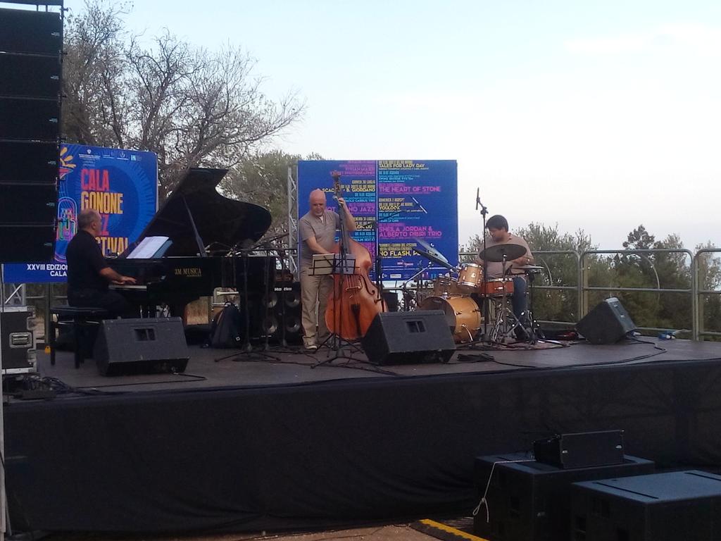 CalaJazz's tweet photo. #paolocarrustrio al crepuscolo #Acquariocalagonone http://t.co/c3gBErg4Ct
