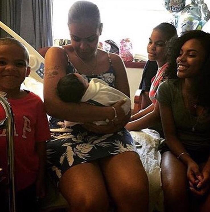 TMI_Influence's tweet photo. #Chinx wife visits baby Liam with her kids. #TMI #TMIUpdate #TheMorningInfluence http://t.co/tc0q95iuk0