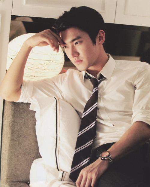 allkpop's tweet photo. ICYMI: SM Entertainment confirms Super Junior's Siwon is also set to enlist this year http://t.co/cTt8WlGkP2 http://t.co/H7CdDUEzKX