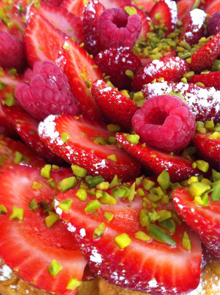 BetmonStephane's tweet photo. Tarte aux fraises http://t.co/5sdtpnBM3d