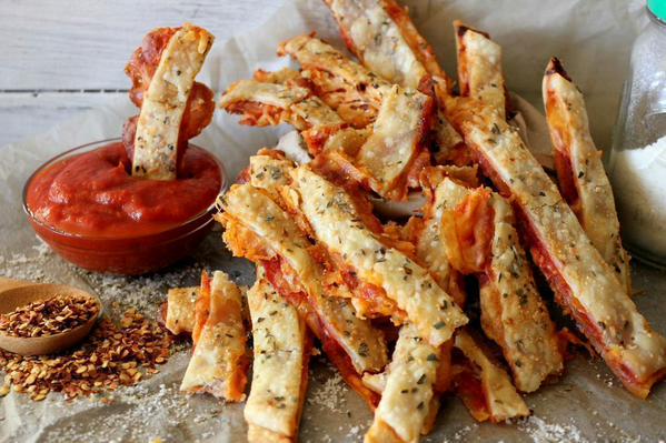 TheFoodsWorld's tweet photo. Pizza Fries http://t.co/ebIh62cZDd