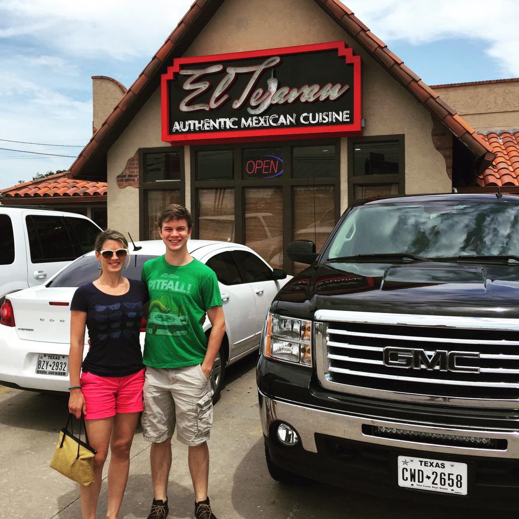 CMSelby's tweet photo. A big pickup truck and outstanding authentic Mexican food. Must be #Amarillo. #SelbysGoWest http://t.co/Iz8qHCy1XX