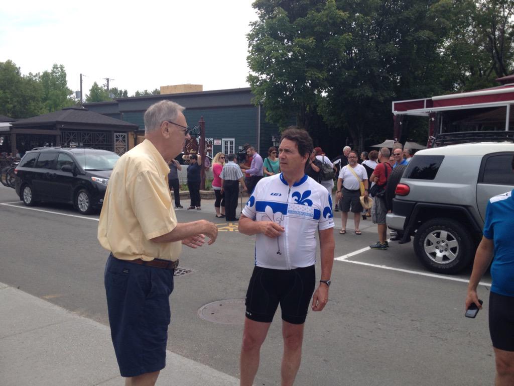 EquipePKP's tweet photo. Pause #vélo de @PKP_Qc rue St-Jean- Baptiste à Baie-Saint-Paul @partiquebecois #polqc #PKP http://t.co/M3QmoGd3b0