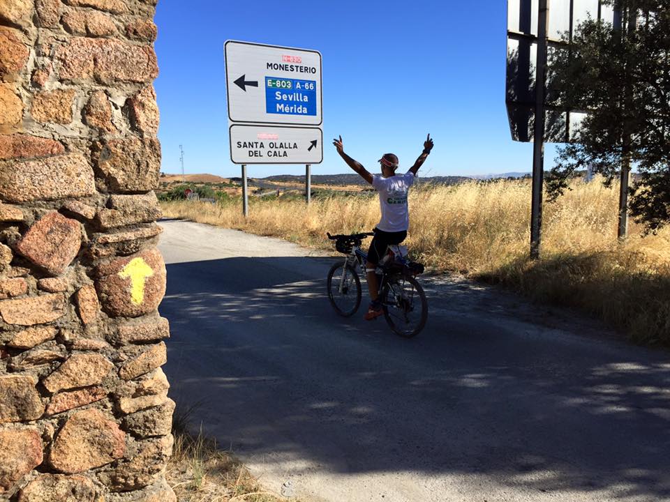 ccc2015's tweet photo. Se van acumulando los kilómetros y el cansancio, pero ahí vamos. @AECCSevilla @aeccBadajoz @aecc_es #caminodesantiago http://t.co/nveYnCAREg