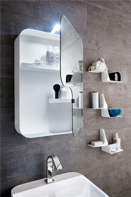 Шкаф раковина зеркало в ванную. Зеркало в ванную с полочкой. Зеркало с полками в ванную. Зеркальная полка для ванной. Зеркало необычной формы в ванную.