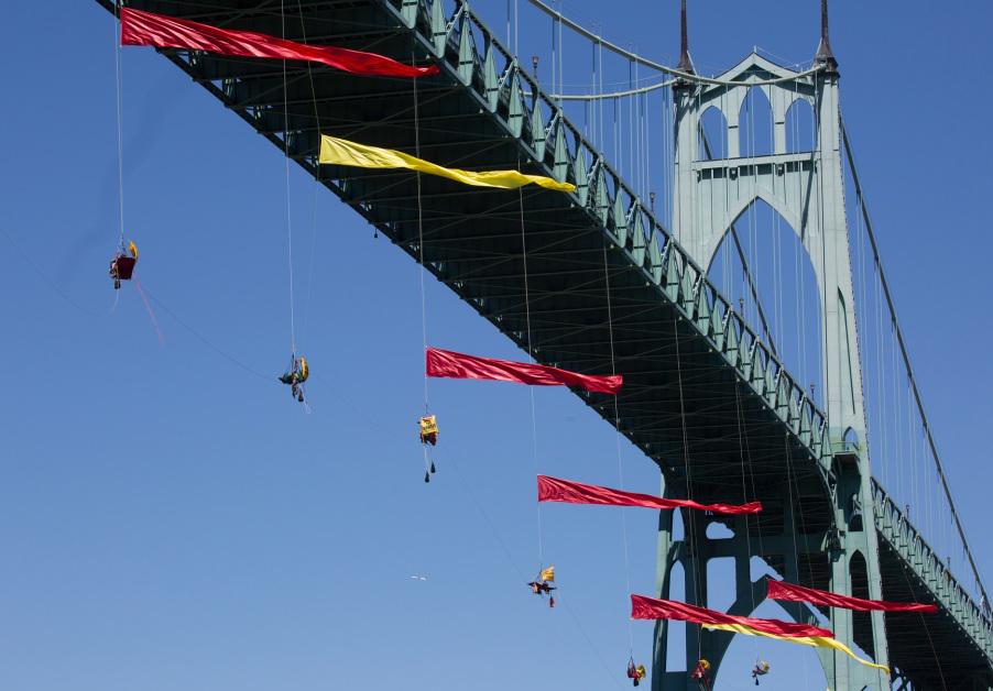 sofiroger's tweet photo. #NoPasarán: 13 activistas de @greenpeaceusa resisten desde un puente para que el barco de @Shell no vaya al Ártico. http://t.co/U2VFlWBHb3
