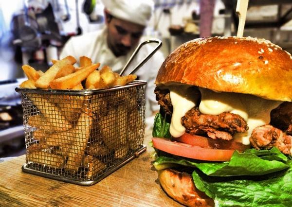 TheFoodsWorld's tweet photo. Chicken Burguer and Fries. http://t.co/S43oeAG1TP