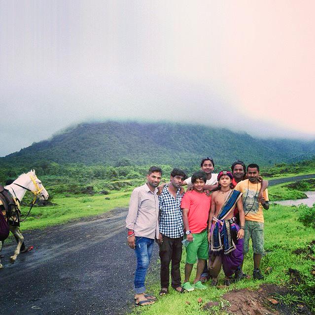 Unseen pic of ashok and the crew on the sets! <a href="/siddnigam_off/">Siddharth Nigam</a>