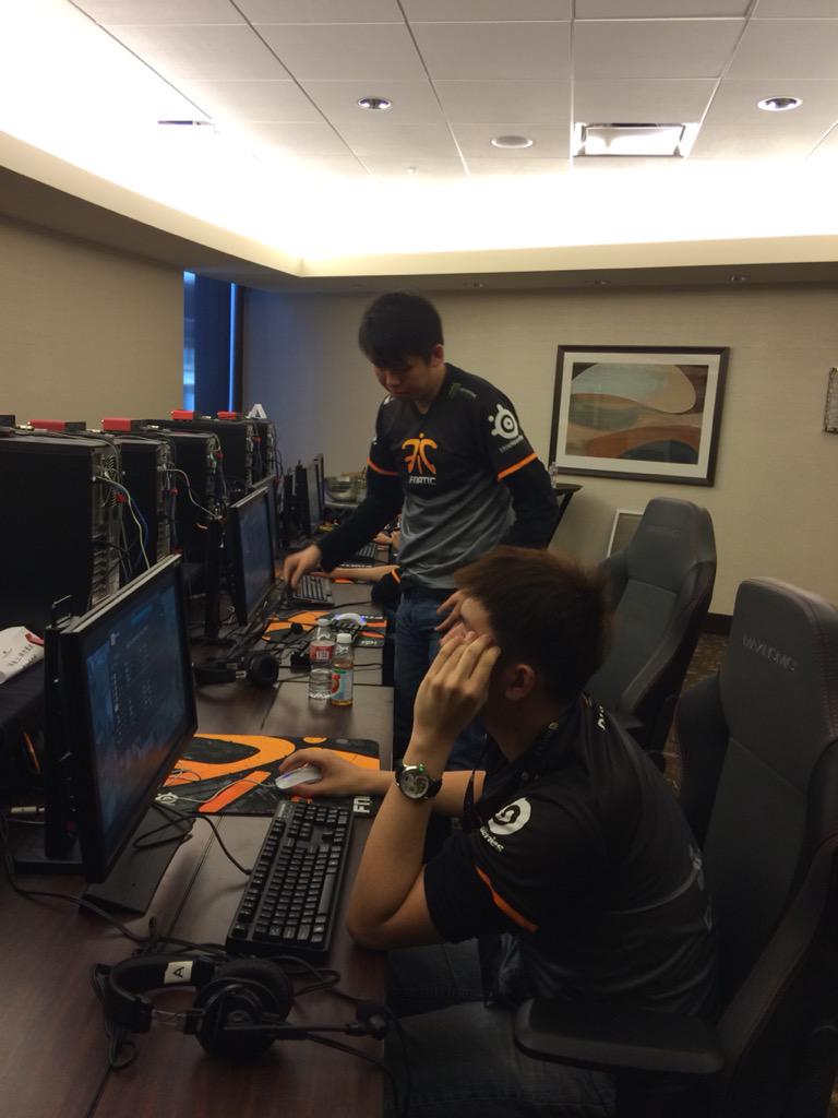 CLLomDMUwAAt8Hl.jpg:large