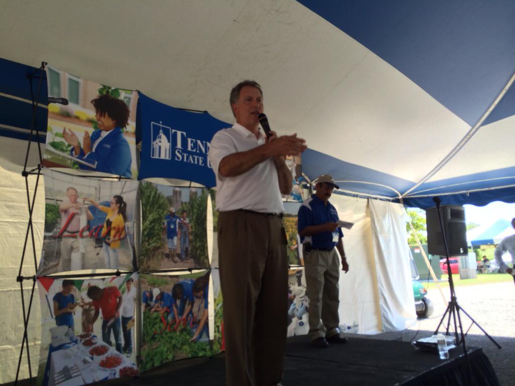 Today's best laugh goes to <a href="/kerryeroberts/">Kerry Roberts</a> with comment about confusion about grass farmer. #HayIsForHorses #SFE15