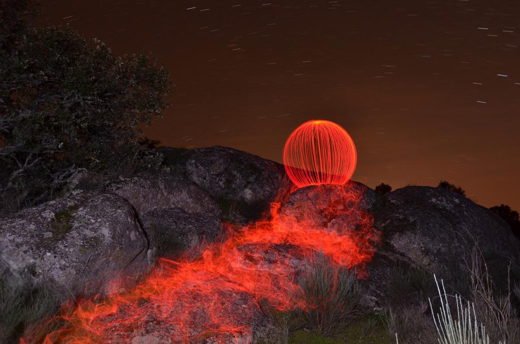 Огромные огненные шары. Река Меконг Огненные шары. Огненные шары светящиеся. Гигантские Огненные шары. Огненный шар в небе.