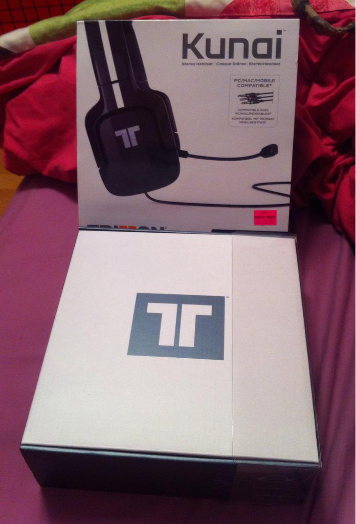 CozyAlune's tweet image. New headset FINALLY! I can now tal in streams and skype from my laptop. #kunaiheadset #mic #streamsound