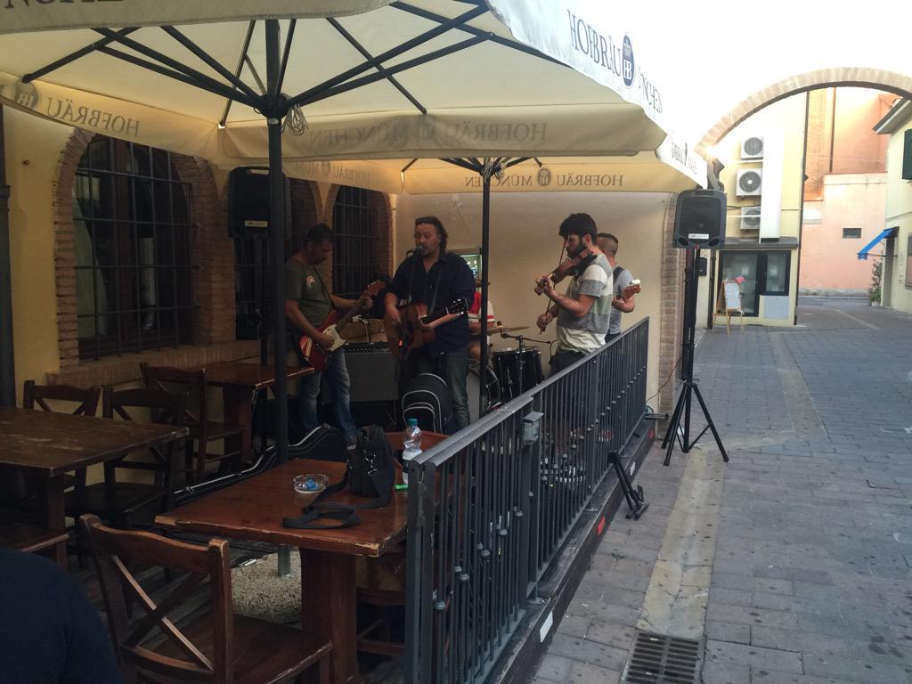 Check sound. Ore 22:30 è previsto l'inizio della serata🍻🍻🍻