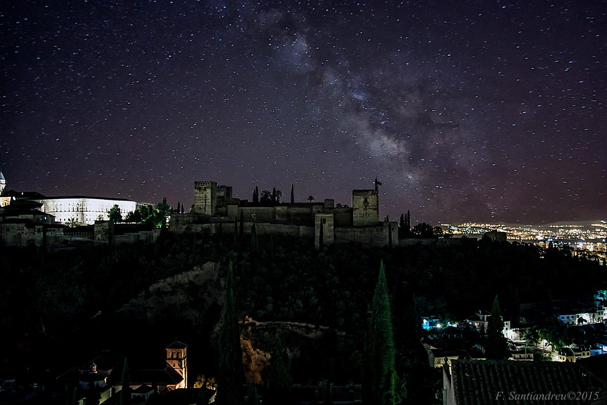 PlanesGranada's tweet photo. La Alhambra y las estrellas.. Foto de Francisco Santiandreu #planesgranada http://t.co/gq1rp8e240