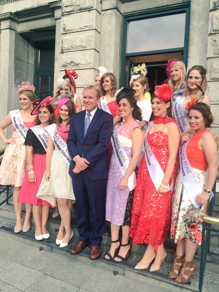 the_hardiman's tweet photo. All smiles for tonight's exciting #MostStylishLady! @RozannaPurcell @FallersOfGalway #LadiesDay #RoseofTralee http://t.co/tAZtIFgYa7