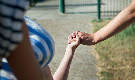 laviemediafr's tweet photo. Olivia, en état pauci-relationnel, "sa vie est un mystère", racontent ses parents. #Lambert http://t.co/tjYOT5K3bN http://t.co/e1mzNZTsIl
