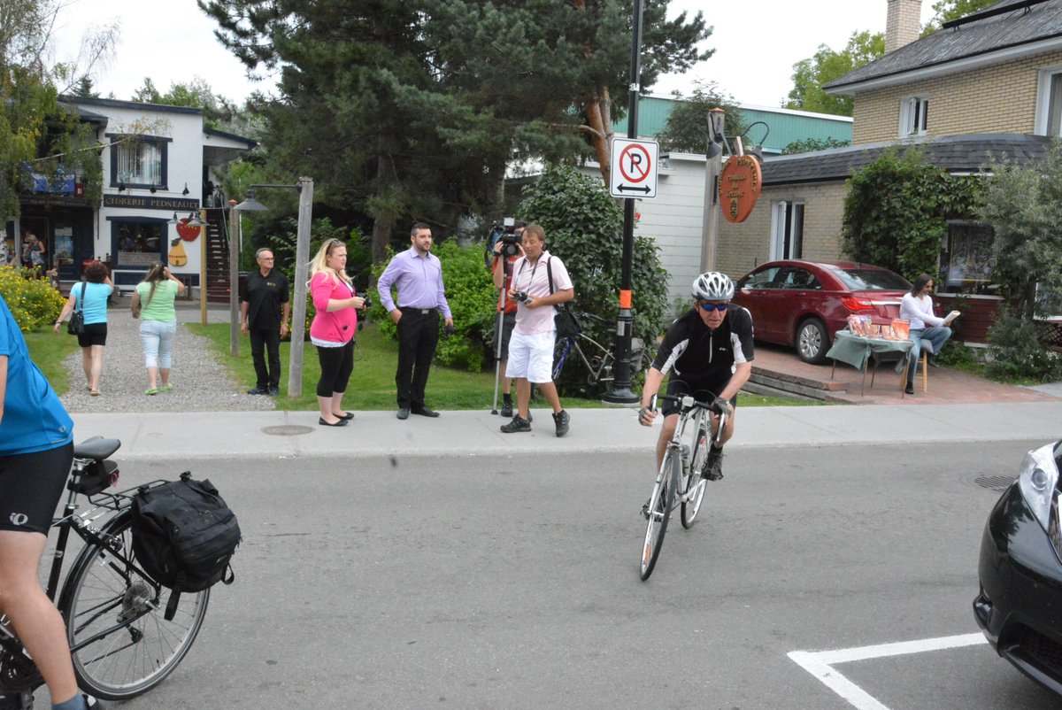 EquipePKP's tweet photo. .@PKP_Qc et @GillesDuceppe sur leurs vélos à Baie-Saint-Paul @partiquebecois #polqc #PKP #BlocQc http://t.co/SXFglVR8tV