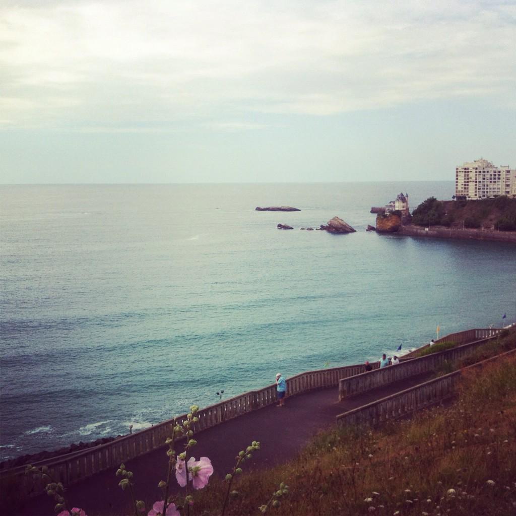 bdcbardelacote's tweet photo. Paisible Côte des Basques #cotedesbasques#biarritz#ocean http://t.co/dcgo3WZgyV
