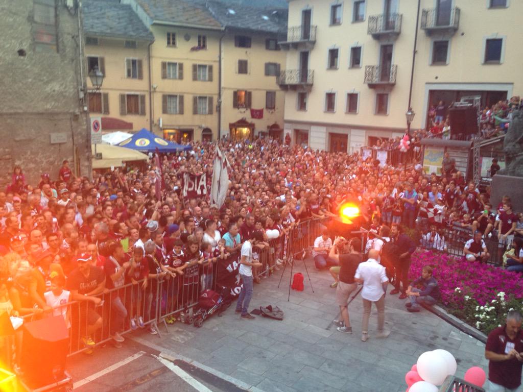 gianluca_sarto's tweet photo. Passione granata in piazza Duc #ToroAChatillon @Toro_News http://t.co/QXKxrX2kMe