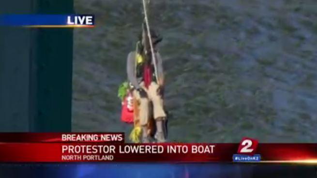 collinrees's tweet image. Activist lowered into boat as police crack down on #ShellNo blockade &amp;amp; let Shell get on w/ ruining world. #PDXvsShell