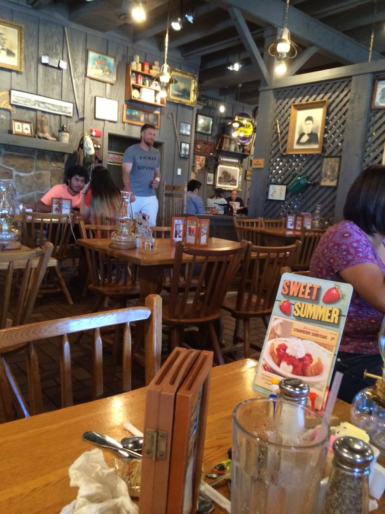 CABB1123's tweet photo. So had lunch with @hunterpence today! #FELLOWUTAALUMNI
#crackerbarrel http://t.co/4JiKcLcu6v