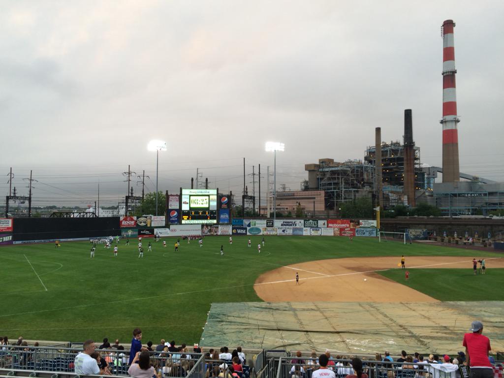 soccerballcar's tweet photo. Awesome view @SoccerAtHY! 5 minutes in, @NYRBII up 1-0 vs. @NewtownPrideFC http://t.co/bWoL8JAeHj