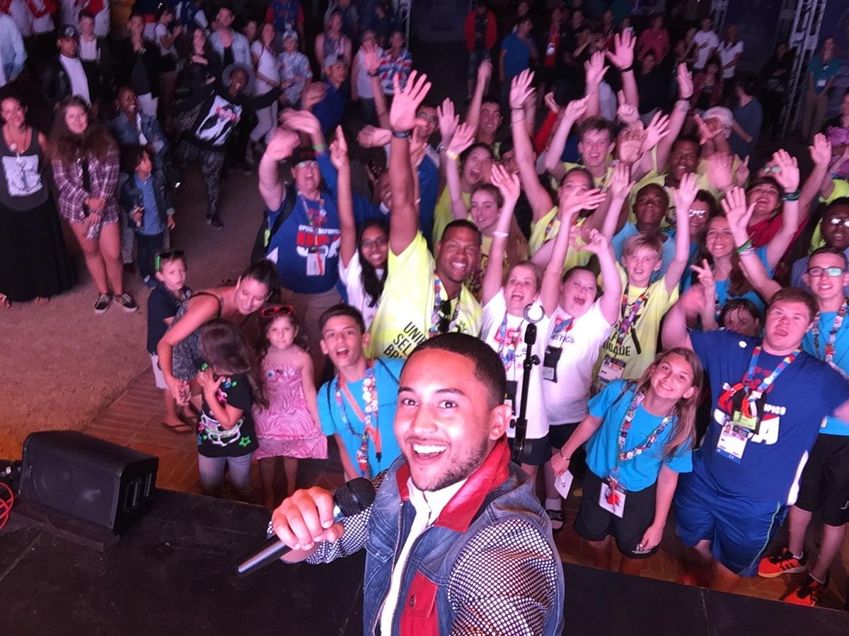 SOSelfieBrigade's tweet photo. @Power106LA in the house! Getting the crowd going with a #unifiedselfie http://t.co/emTMxM3OQG