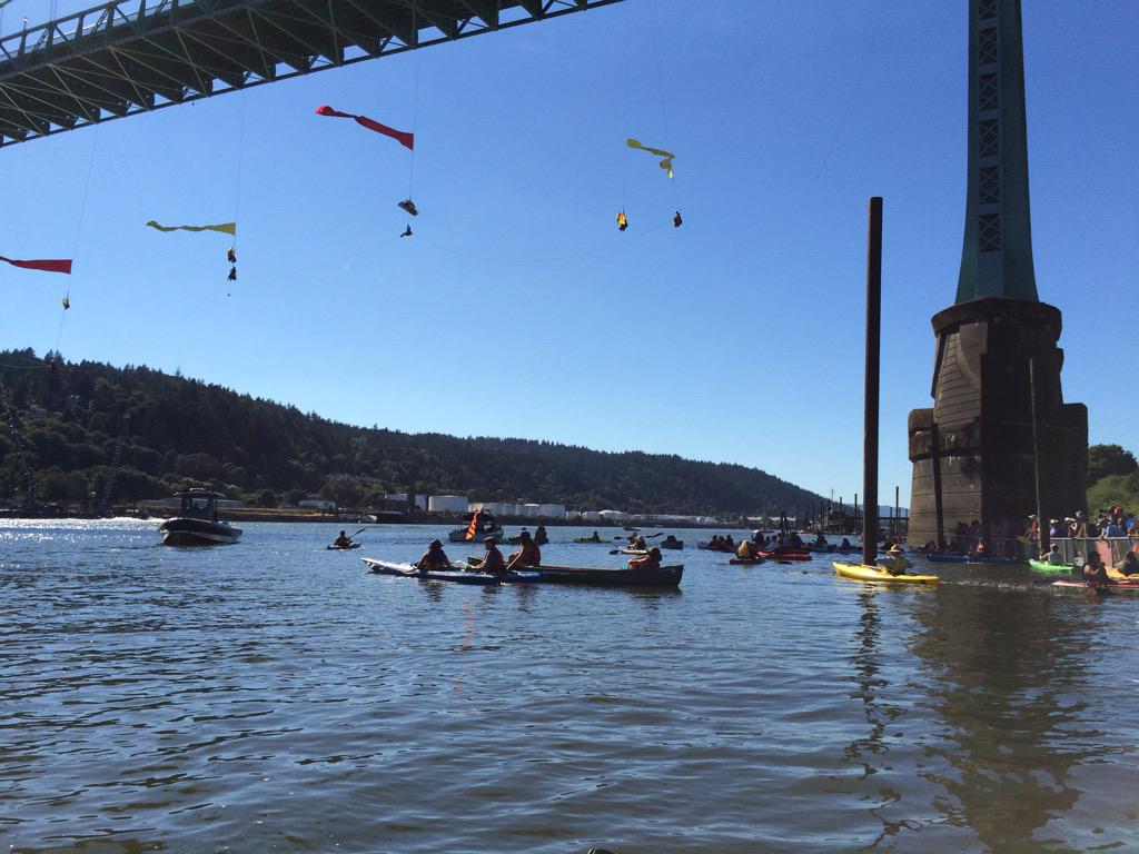 mosquitoFLT's tweet image. Kayaktivists lay in wait for the #Fennica whilst courageous climbers get picked off #ShellNo #ShellNoPDX