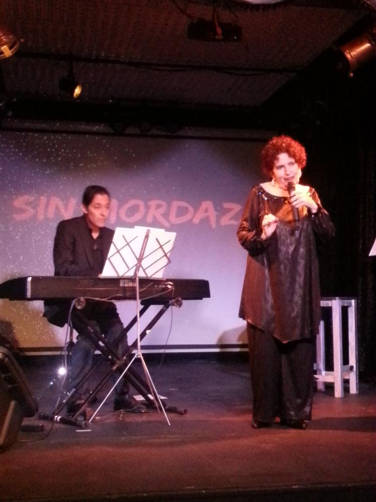 marcelapgodoy's tweet photo. Disfrutando a @MontiMarikena en el @dorianteatrobar #excelenciatotal http://t.co/KhVwoGoQaS