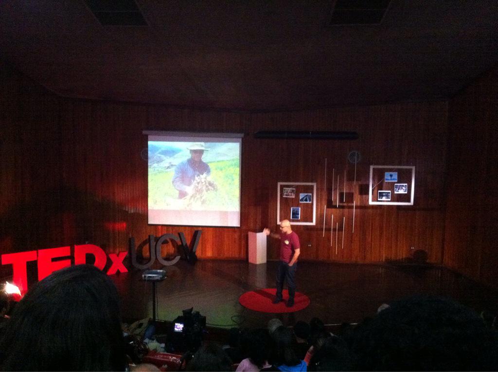 juanhgarcia77's tweet photo. Escuchando a los héroes anónimos Venezolanos por Sumito en #TEDxUCV http://t.co/9a07Wjm6yt