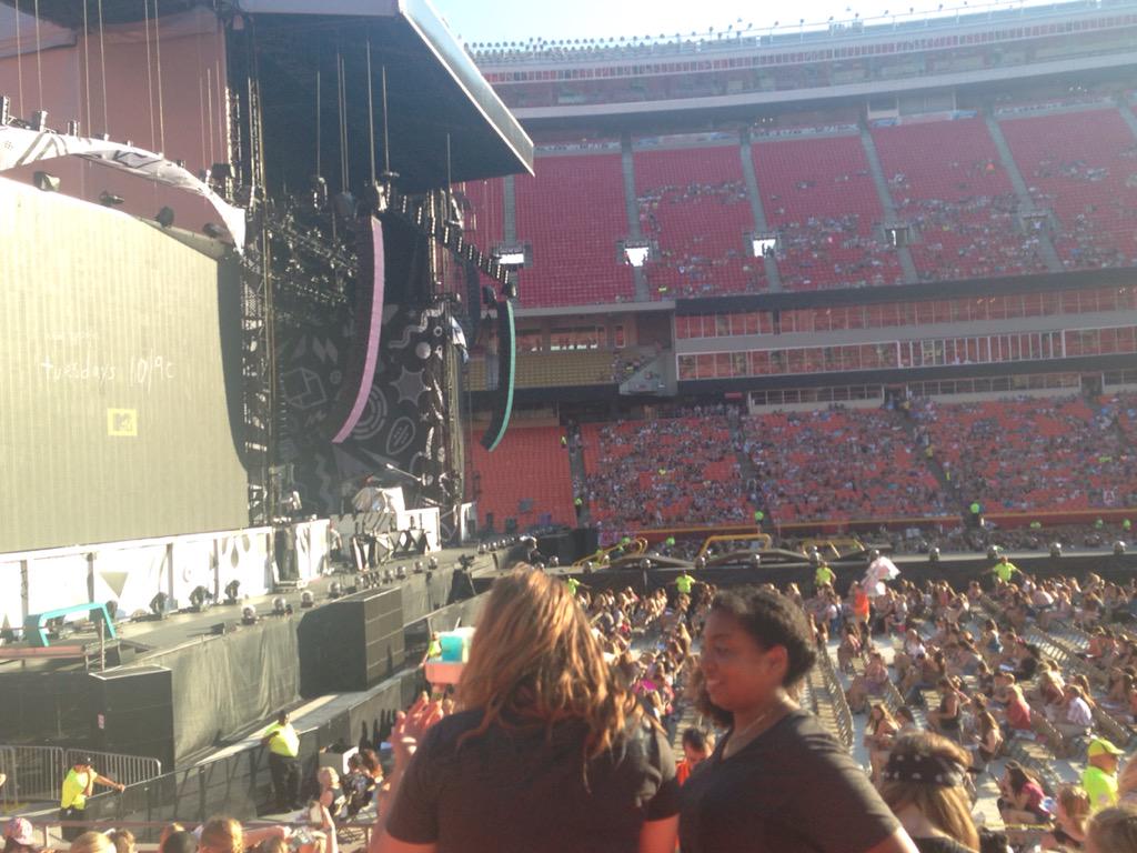 AlexSierraMafia's tweet photo. otra kc was the best fucking concert ive ever been to, pcd his hit me like a truck 😭💕 http://t.co/M7J4tYWM7o
