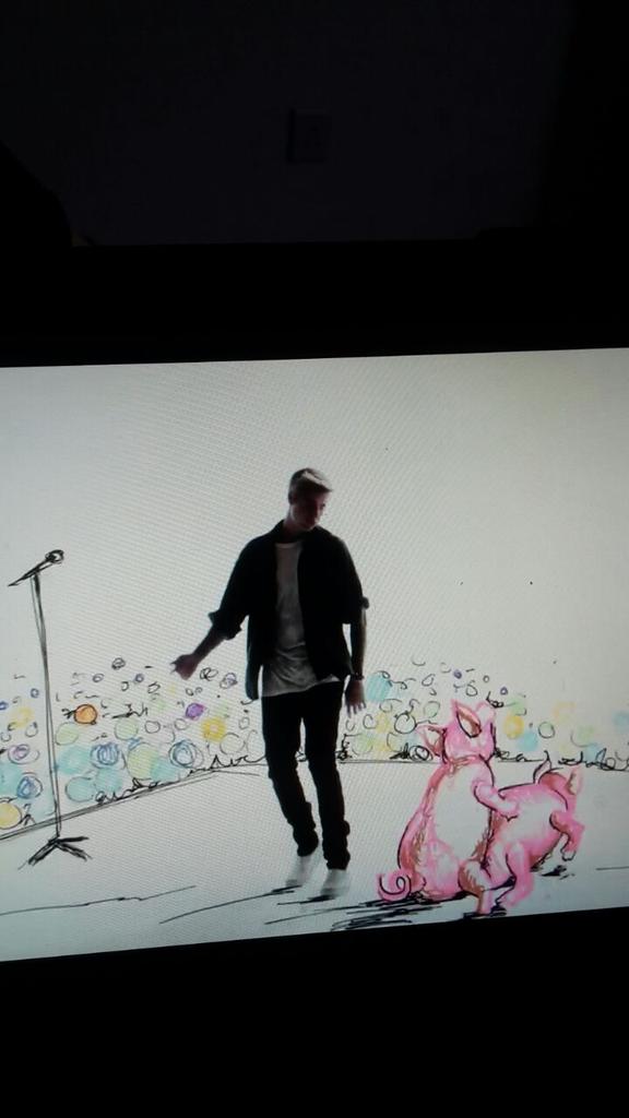 gilmannick's tweet image. load up 'where are u know' on YouTube and once the beat drops keep pausing it quickly. Entertained for ages 😂