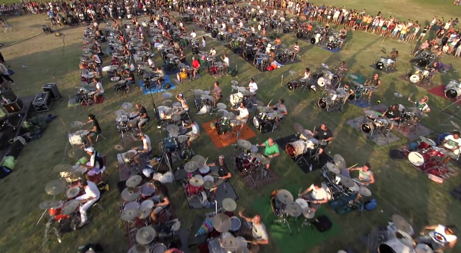 AutoTitlePros's tweet image. #FooFighters Fans check out this just released video of 1000 people playing "Learn to Fly" youtube.com/watch?t=422&amp;amp;v=…