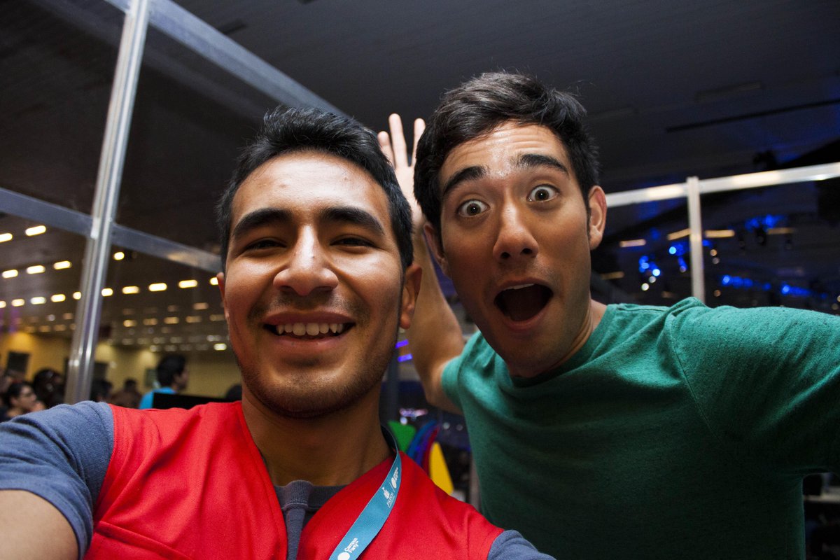 Einfinityco's tweet photo. #MiMejorMomento  en #CPMX6 fue poder conocer a Zach king y ver un poco de su mágia en vivo. Here we go! #CPMX7 

RT! http://t.co/4Zoo8cm9rZ