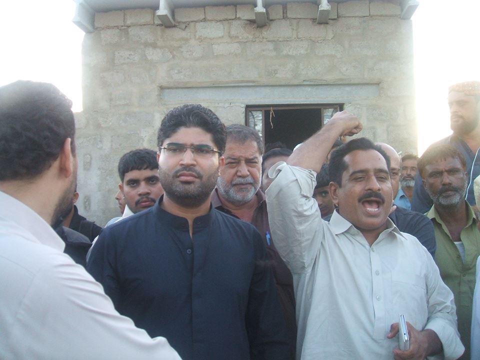 mediacellmalir1's tweet photo. VP Dstt Malir @AdeelAkhtarPPP distribute #EidCash in Dfrrnt villages of Dstt Malir @ShaziaAttaMarri @BakhtawarBZ http://t.co/qEsIP80fVj