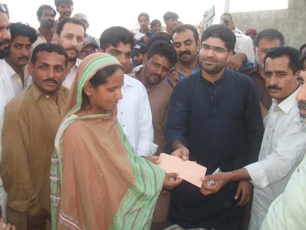 mediacellmalir1's tweet photo. VP Dstt Malir @AdeelAkhtarPPP distribute #EidCash in Dfrrnt villages of Dstt Malir @ShaziaAttaMarri @BakhtawarBZ http://t.co/qEsIP80fVj