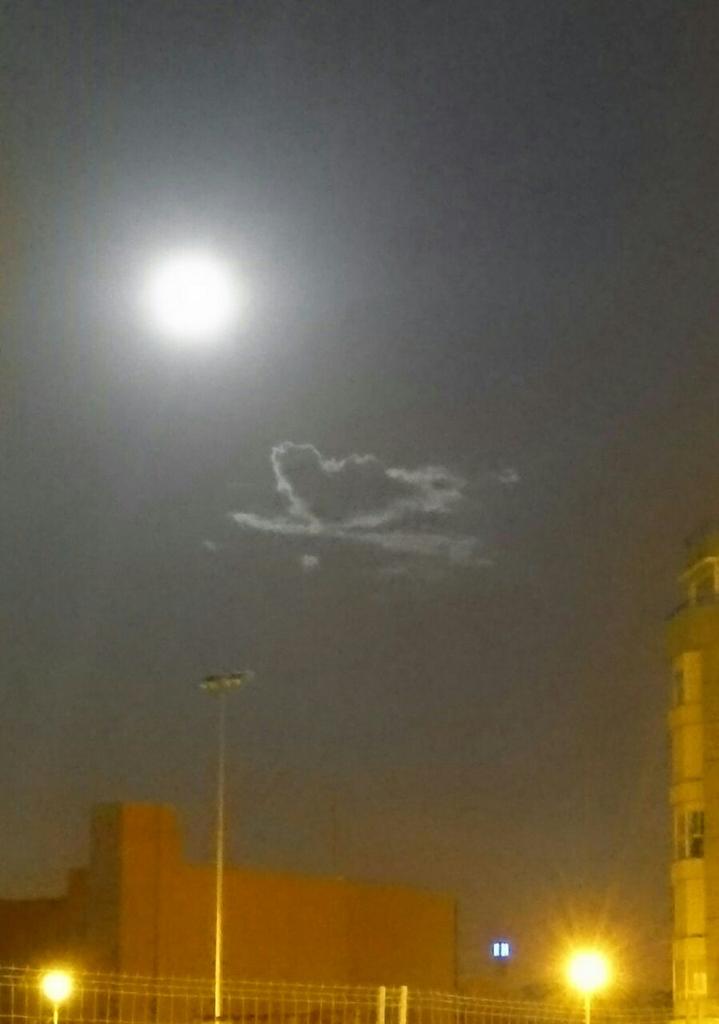 CmaraRcr's tweet photo. Love is in the sky... @claudefdez http://t.co/b5BOW49kYa