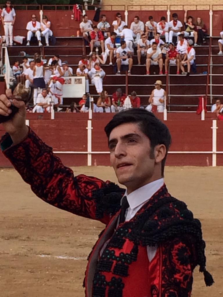 David__Robledo's tweet photo. Ultima novillada de @adrianhenche1  antes del debut con caballos. http://t.co/OEPWu9lLA8