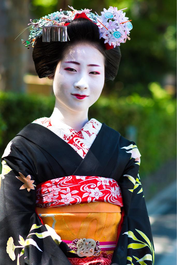 AndyKleinPhoto's tweet photo. Geisha in the #Gion district of #Kyoto. #travel #Japan #Nikon http://t.co/Uv4tX8WBmO