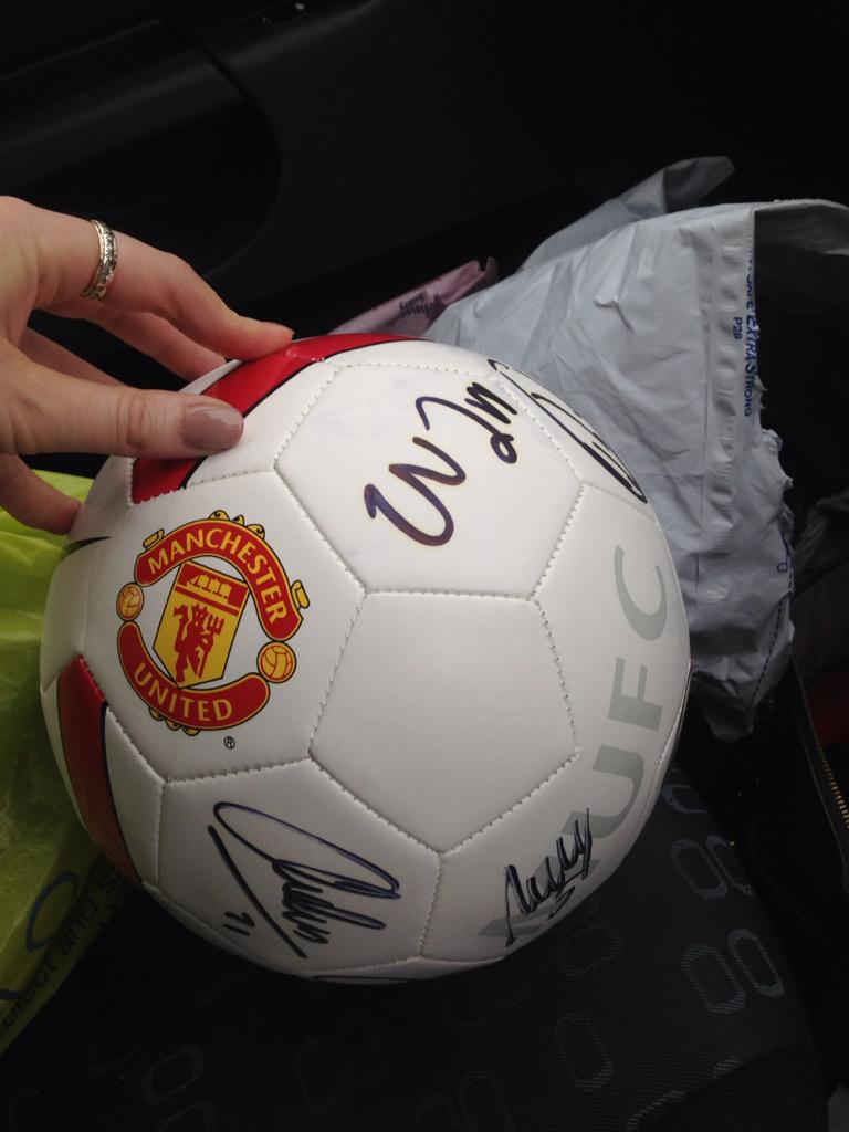 keri1875's tweet photo. Signed Man Utd ball donated by the club to help raise money for @PSPASSOCIATION - PM to bid @ManUtd #ManUtd http://t.co/MiMtNvU5cn