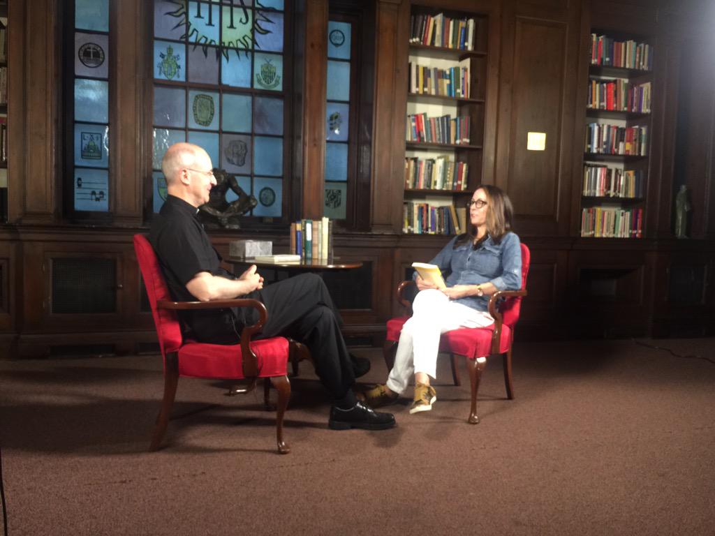 zacdayvis's tweet image. "Memoir is based on memory, not history."
-@marykarrlit talking with @JamesMartinSJ here @americamag