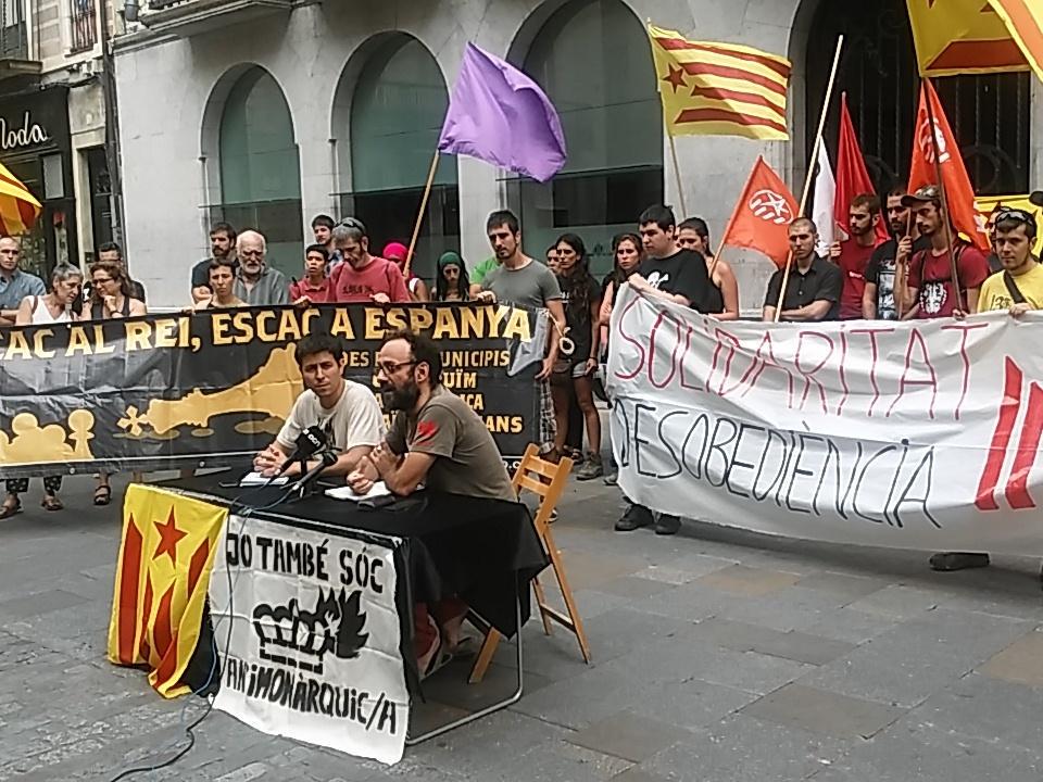Holaiquetal's tweet photo. #Espagne: condamnés à 6.000 € pour avoir brulé photo du roi mais sourires devant la photo du dictateur #Franco http://t.co/WYYGSQSMfo
