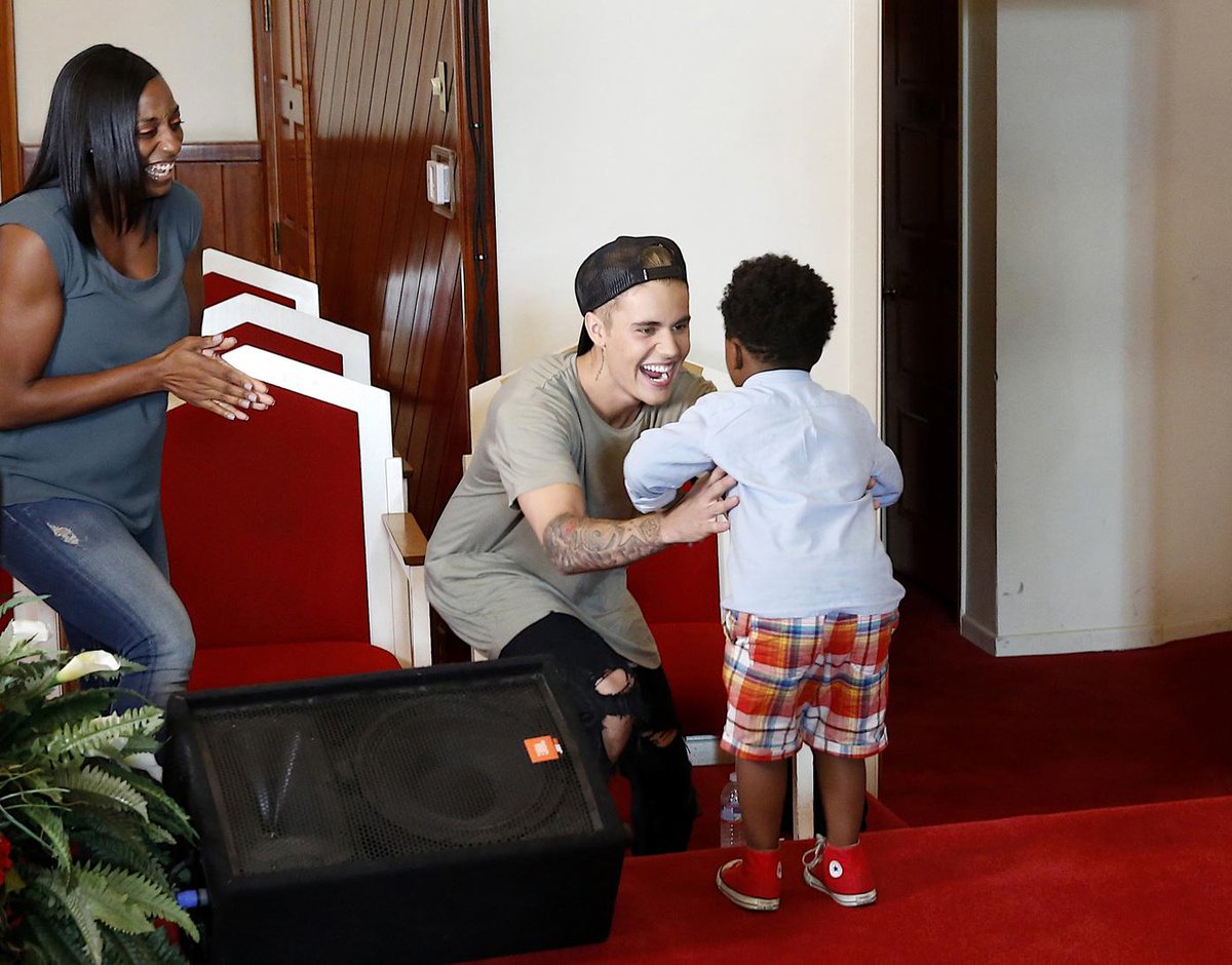 KnockKnockFOX's tweet photo. .@justinbieber, @JeffGordonWeb and more gave fans a HUGE surprise Tuesday night! #KnockKnockLive http://t.co/yjtpqvYIGG