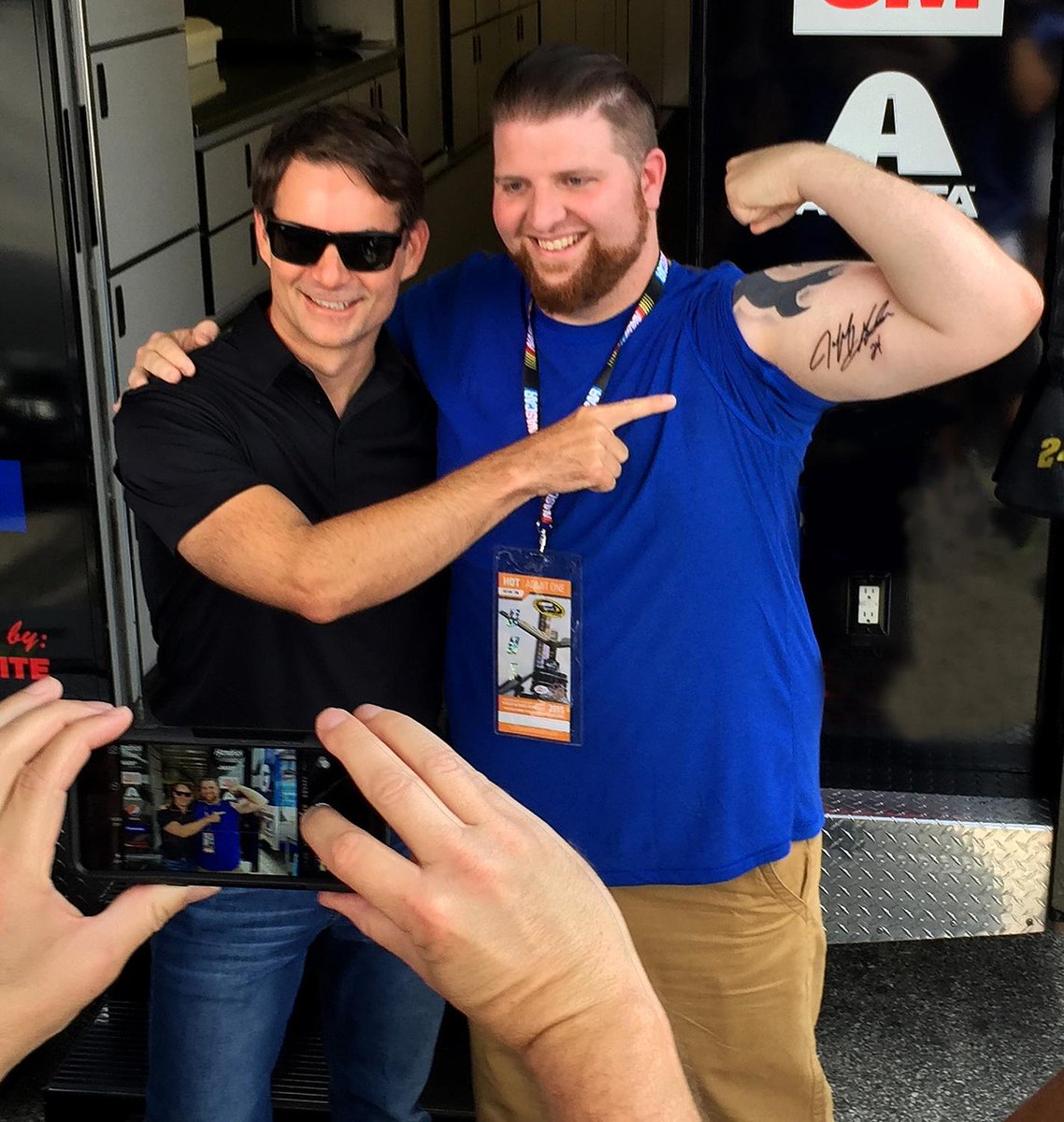 KnockKnockFOX's tweet photo. .@justinbieber, @JeffGordonWeb and more gave fans a HUGE surprise Tuesday night! #KnockKnockLive http://t.co/yjtpqvYIGG