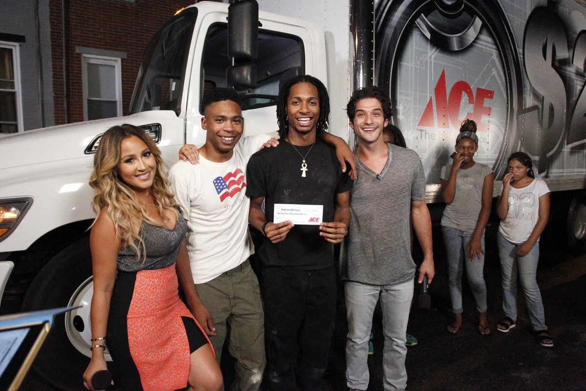 KnockKnockFOX's tweet photo. .@justinbieber, @JeffGordonWeb and more gave fans a HUGE surprise Tuesday night! #KnockKnockLive http://t.co/yjtpqvYIGG